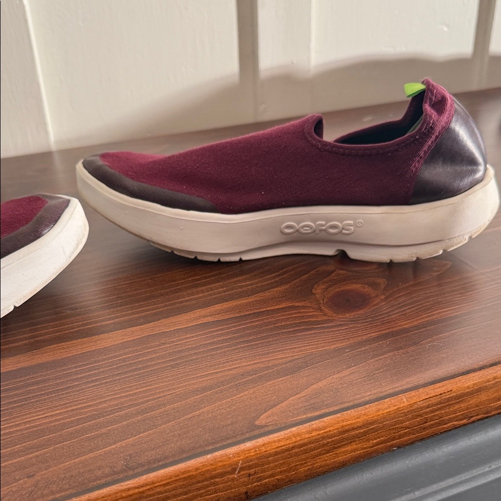 OOFOS OOmg Recovery Shoes Women’s 9 Burgundy Slip On Comfort - Picture 3 of 5